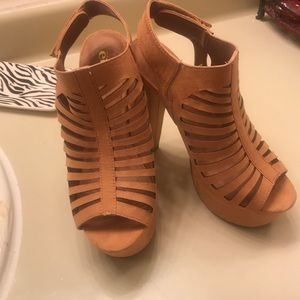 Ladies heeled sandals